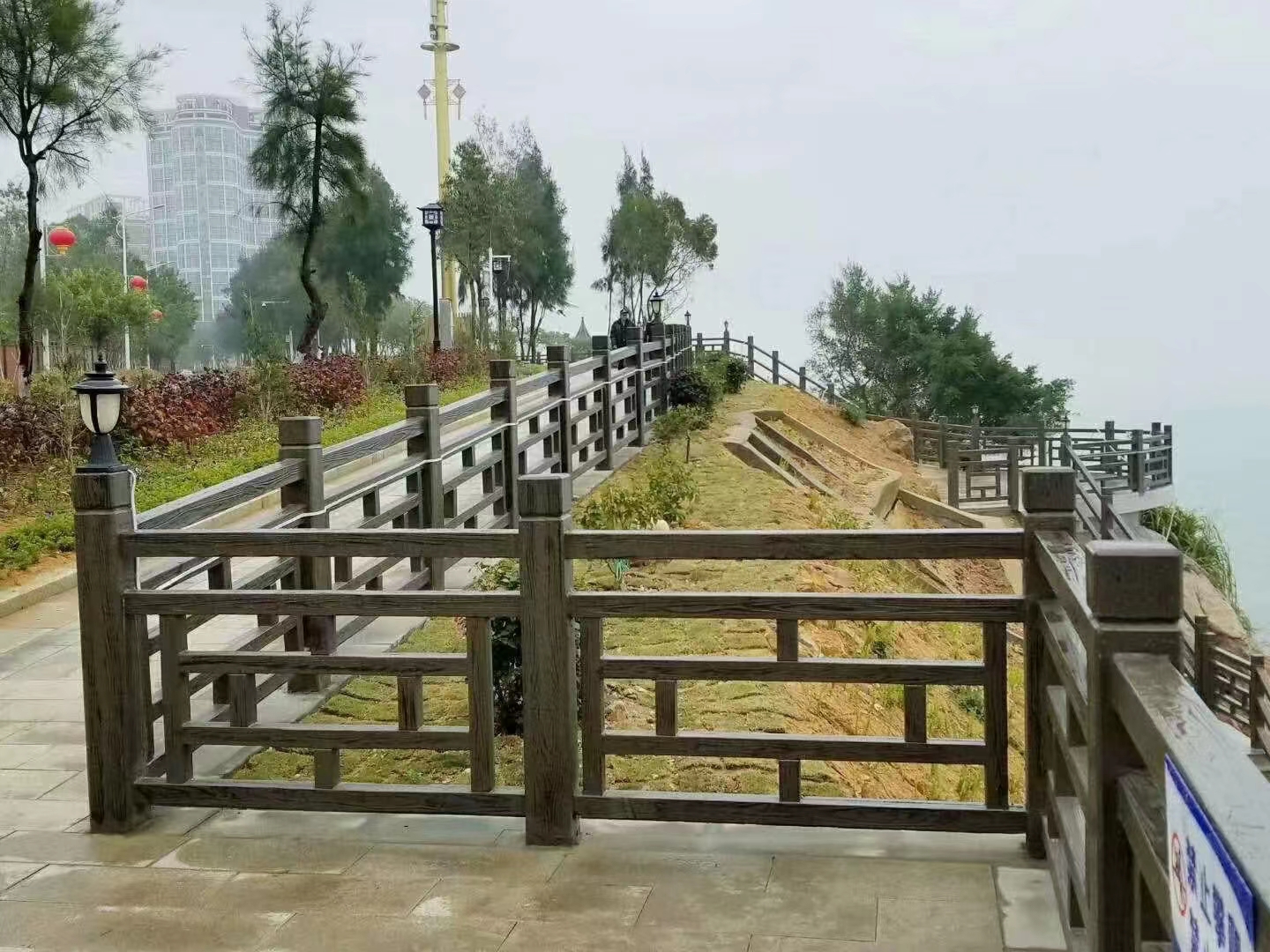 仿木護欄是園林景觀(guān)中隔離欄的作用